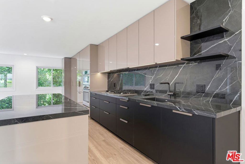 1233 N Laurel Avenue 109