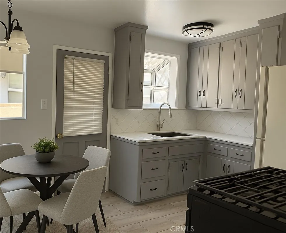 Burbank, California 91505, United States, 2 Bedrooms Bedrooms, ,1 BathroomBathrooms,Residential,Active,204604