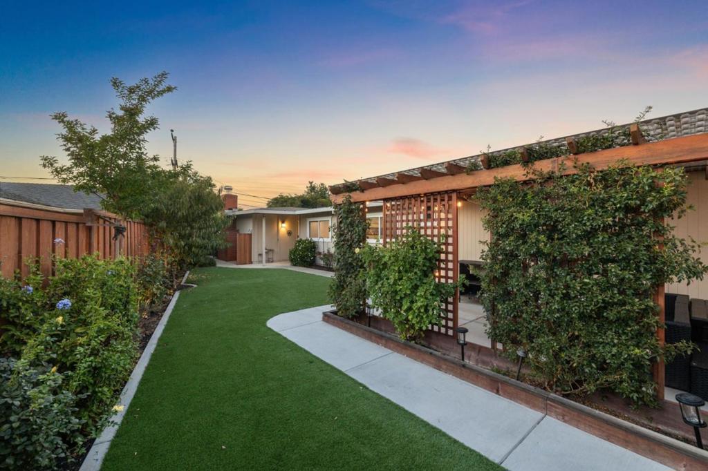 33423344 Los Prados Street