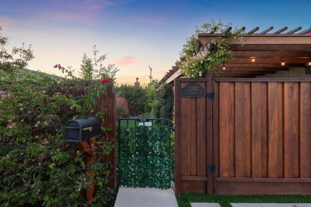 33423344 Los Prados Street