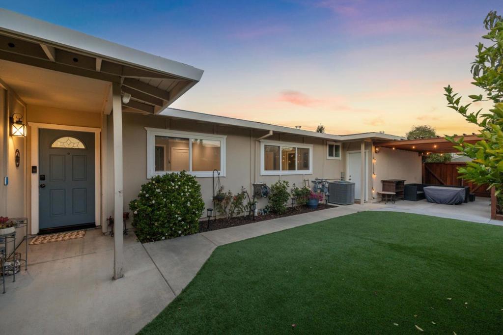 33423344 Los Prados Street