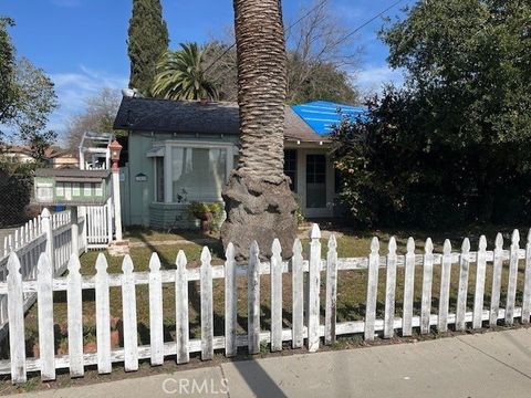 Photo of 13021 Magnolia Blvd, Sherman Oaks, CA 91423 (MLS # SR26041650)