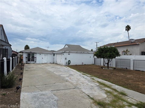 Photo of 10613 S Felton Avenue, Inglewood, CA 90304 (MLS # SB26191925)