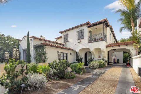 Photo of 10749 Weyburn Avenue, Los Angeles, CA 90024 (MLS # 26643307)