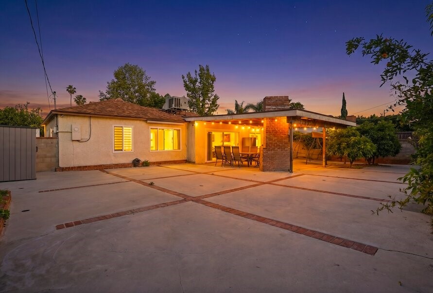 6949 Aura Avenue