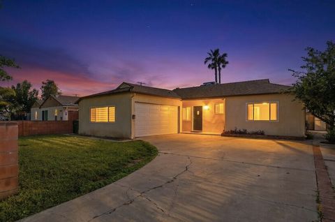 Photo of 6949 Aura Avenue, Reseda, CA 91335 (MLS # SR26105061)