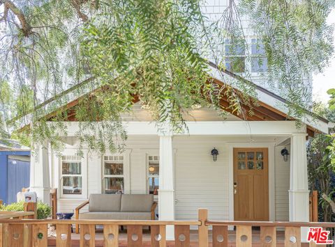 Photo of 825 Superba Avenue, Venice, CA 90291 (MLS # 25623697)