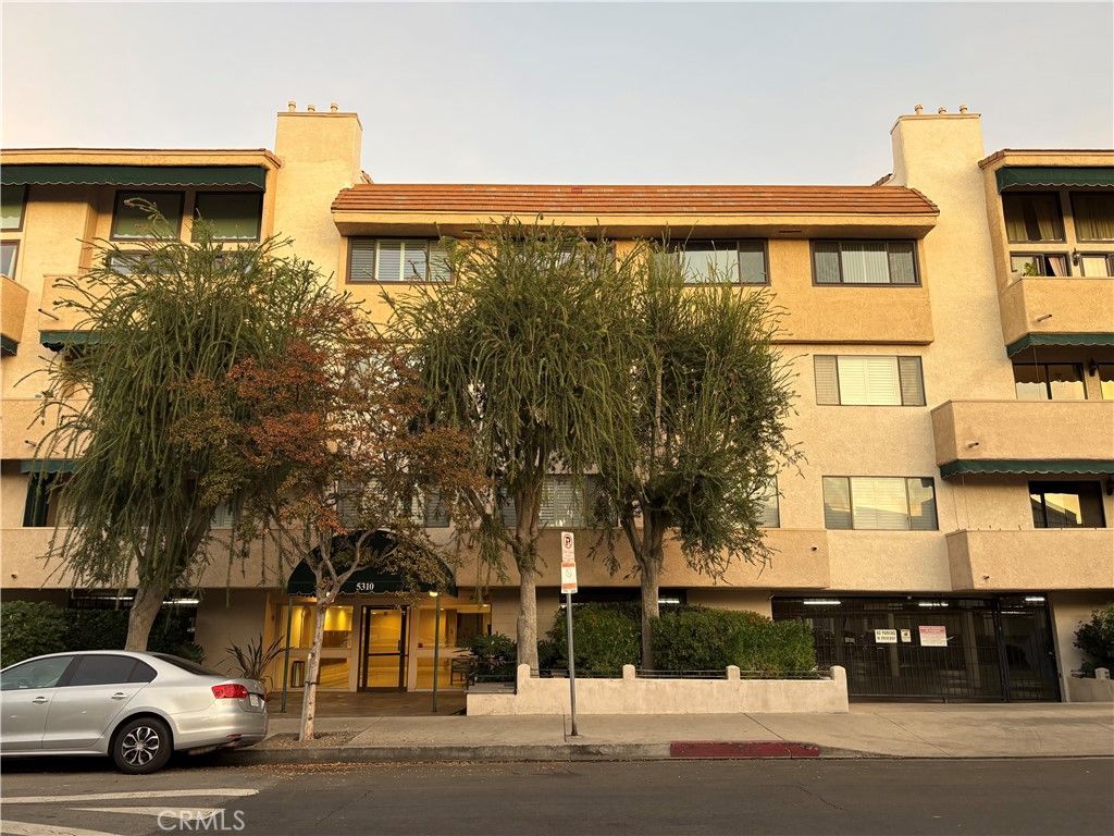 Photo of 5310 Zelzah #303, Encino, CA 91316 (MLS # SR25275506)