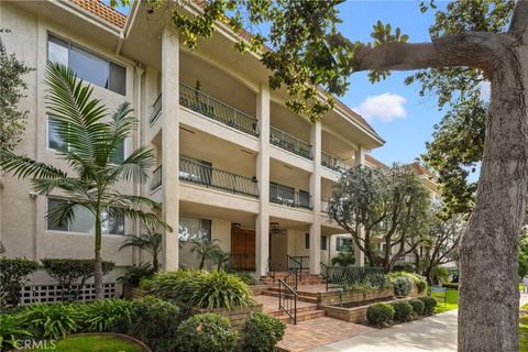Photo of 420 S Madison Ave #304, Pasadena, CA 91101 (MLS # AR26040485)
