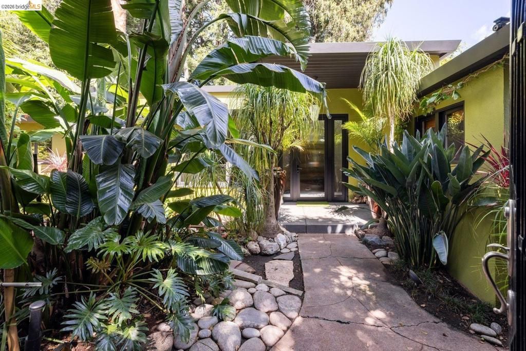 Photo of 10 Burdeck Ct Ct, Oakland, CA 94602 (MLS # 41130769)