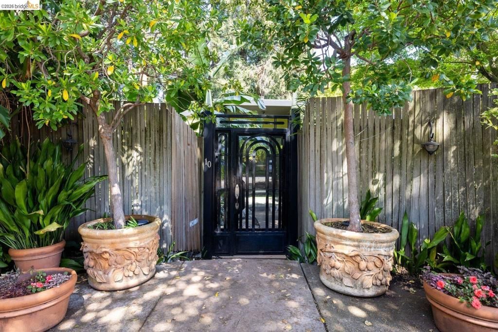 Photo of 10 Burdeck Ct Ct, Oakland, CA 94602 (MLS # 41130769)