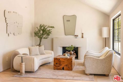 Photo of 8353 Sunset View Drive, Los Angeles, CA 90069 (MLS # 26787077)