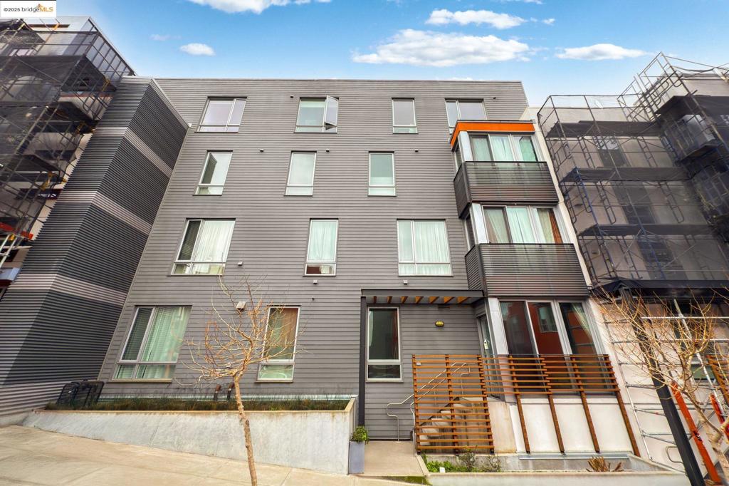 Completely remodeled spacious unit at the Shipyard, a newer community in San Francisco, with an open floor plan and tons of natural light . Brand new LifeProof Luxury Vinyl flooring throughout, new paint and stainless steel Bosch appliances overlooking the beautiful courtyard. Bonus room, use as an office or 2nd bedroom.