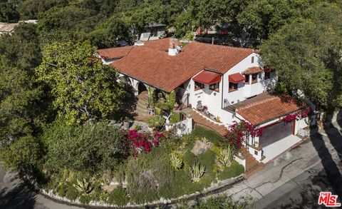 Photo of 3290 Buckingham Road, Glendale, CA 91206 (MLS # 26668125)