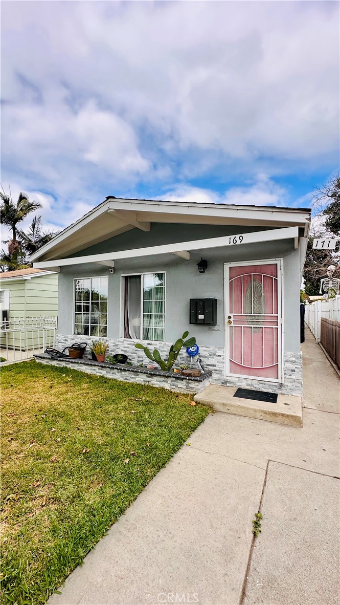 $20,000 Grant Available — No Repayment! Live in One, Rent the Other!
Excellent opportunity in North Long Beach — this updated duplex features two 2-bedroom, 1-bath units, ideal for investors or first-time buyers looking to offset their mortgage by living in one unit and renting the other.
Each home offers an open-concept layout with beamed ceilings and indoor laundry hookups. Both kitchens were remodeled in 2020 with modern shaker cabinets and quartz countertops. Additional 2020 upgrades include laminate and tile flooring, dual-pane windows, interior and exterior paint, and new garage doors.
Located on a quiet, tree-lined street surrounded by long-term residents, this neighborhood offers strong rental demand and convenient access to CSU Long Beach, Downtown LA, USC, UCLA, and Orange County.
?? Ask me how you can qualify for a grant of up to $20,000 toward your down payment, closing costs, or interest rate buy-down — funds never have to be repaid!
Don’t miss this opportunity — schedule your tour today and explore the income potential for yourself!