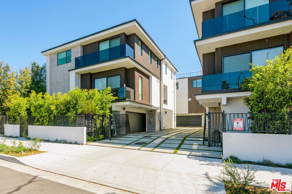 Photo of 1426 N Sycamore Avenue, Los Angeles, CA 90028 (MLS # 26641401)