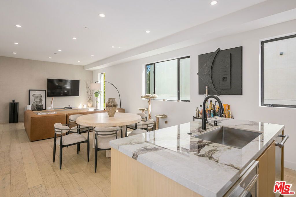 Photo of 1426 N Sycamore Avenue, Los Angeles, CA 90028 (MLS # 26641401)