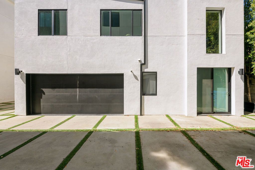 Photo of 1426 N Sycamore Avenue, Los Angeles, CA 90028 (MLS # 26641401)