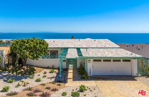 Photo of 18152 Kingsport Drive, Malibu, CA 90265 (MLS # 26671841)