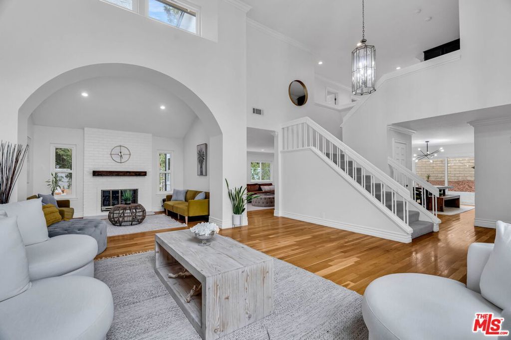 Photo of 3225 Futura Pt, Thousand Oaks, CA 91362 (MLS # 26648025)