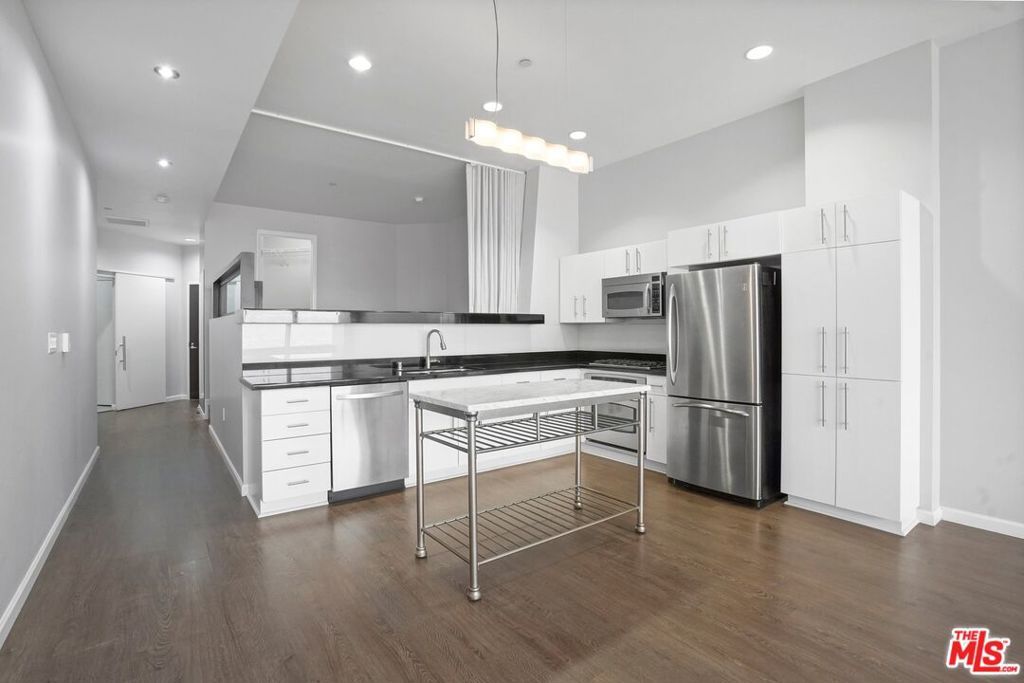 Photo of 1100 Wilshire Blvd #3404, Los Angeles, CA 90017 (MLS # 25478137)
