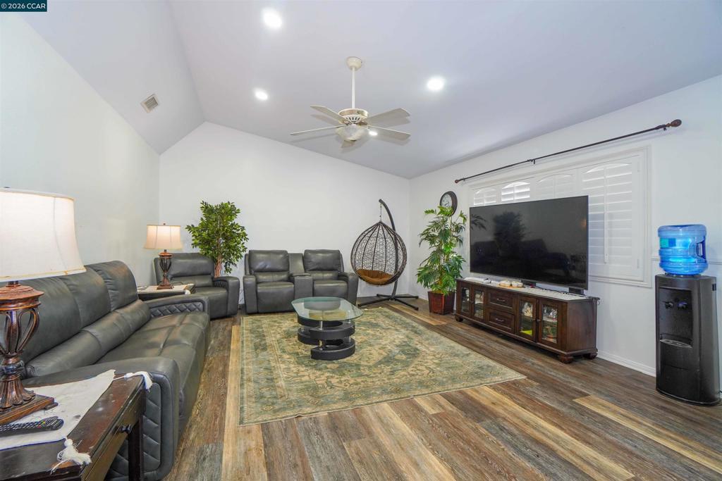 2614 2614 Manhattan Beach Blvd