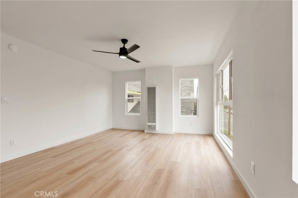 1209 W 40th Place