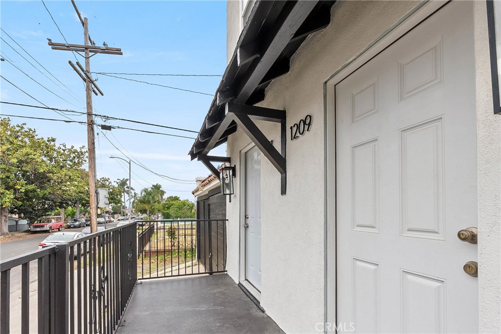 1209 W 40th Place