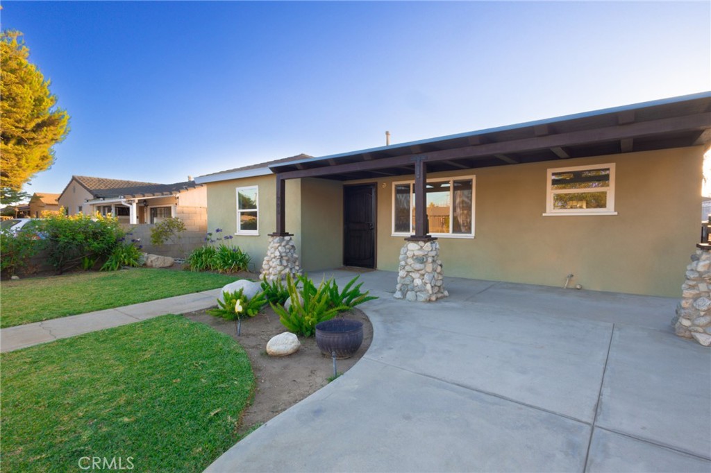 Super cute Ready to move in Azusa home, 3 bedroom, 1 bath, Beautiful kitchen, finished concrete floors, concrete counters absolutely beautiful kitchen.