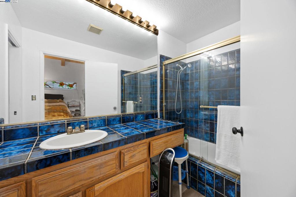 OAK KNOLL - Residential