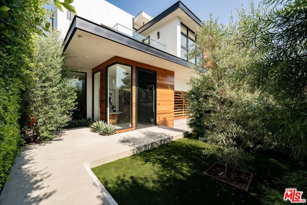 Photo of 818 N Curson Avenue, Los Angeles, CA 90046 (MLS # 25568319)