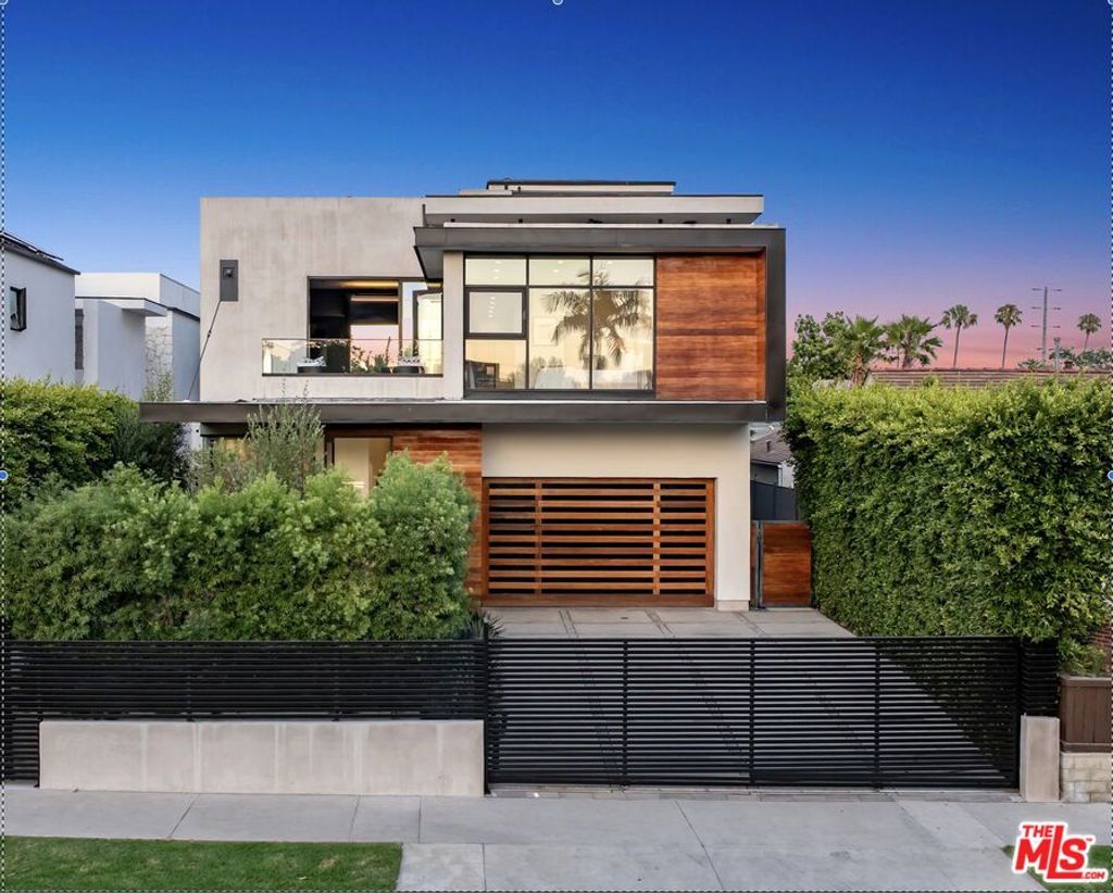 Photo of 818 N Curson Avenue, Los Angeles, CA 90046 (MLS # 25568319)