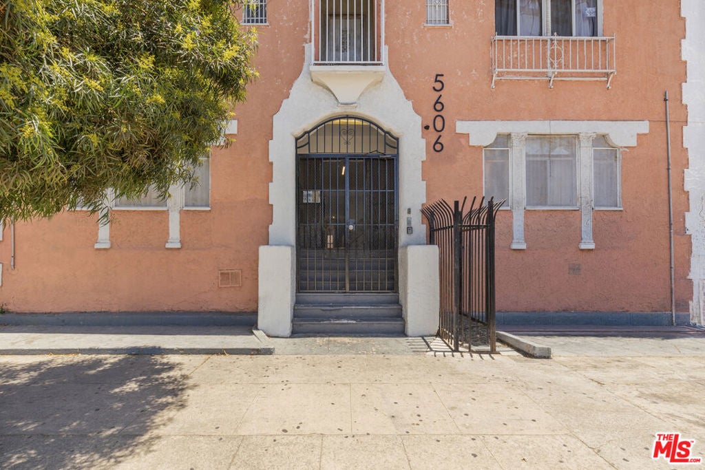 5606 S Figueroa Street
