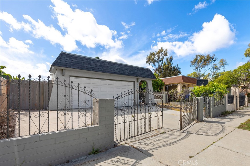 395 Calle Mariposa