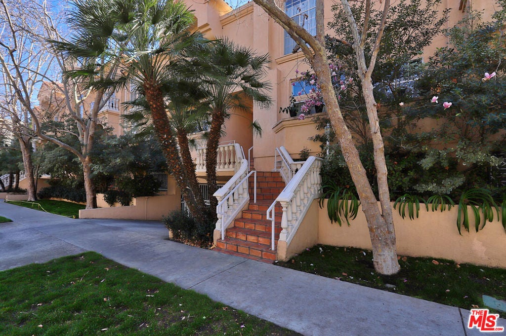 11112 La Maida Street