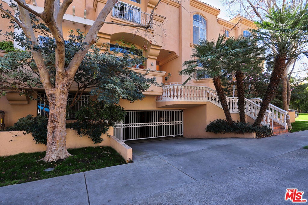 11112 La Maida Street 14, North Hollywood CA 91601