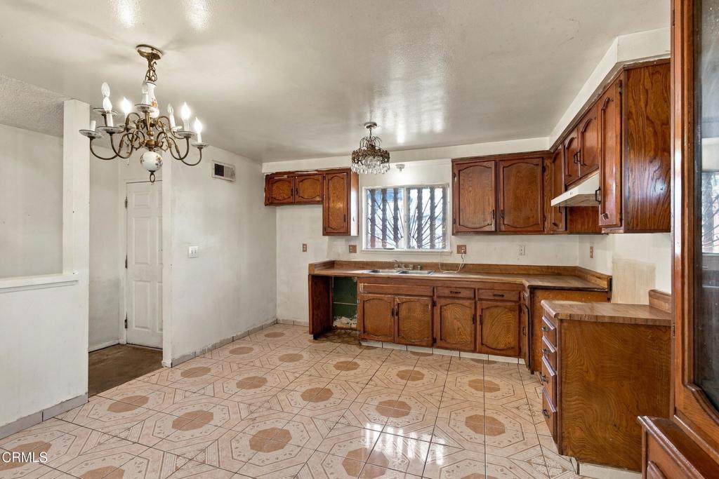 1819 La Puerta Avenue