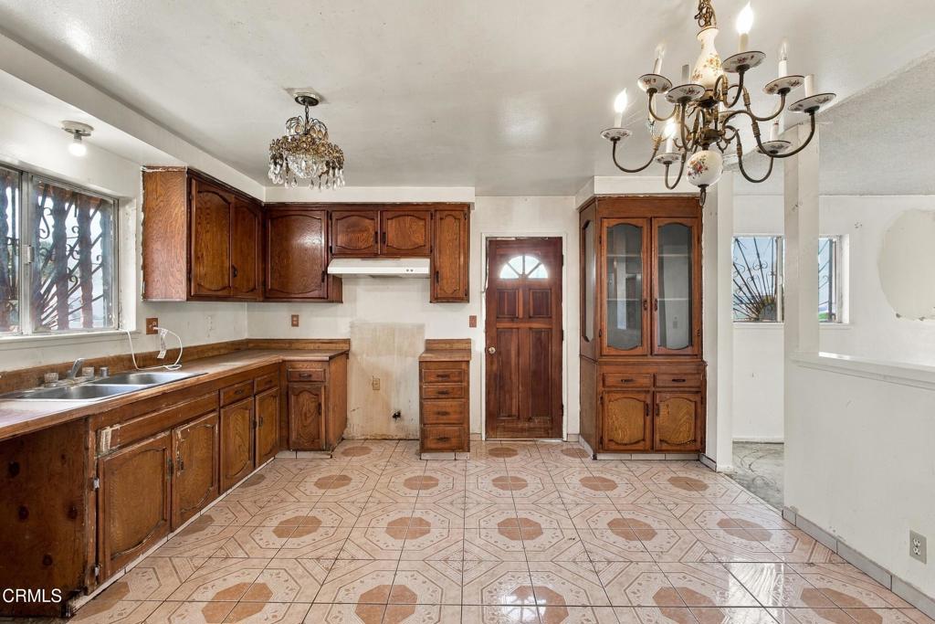 1819 La Puerta Avenue