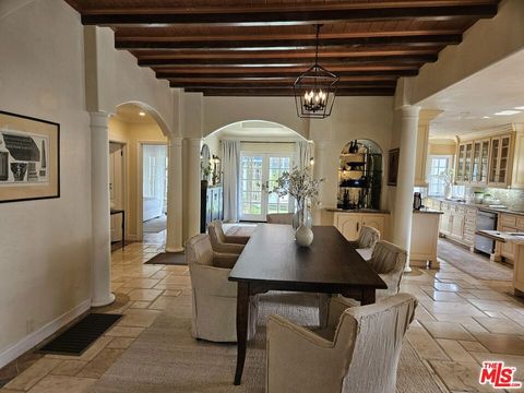 Photo of 424 N Arden Boulevard, Los Angeles, CA 90004 (MLS # 25591593)