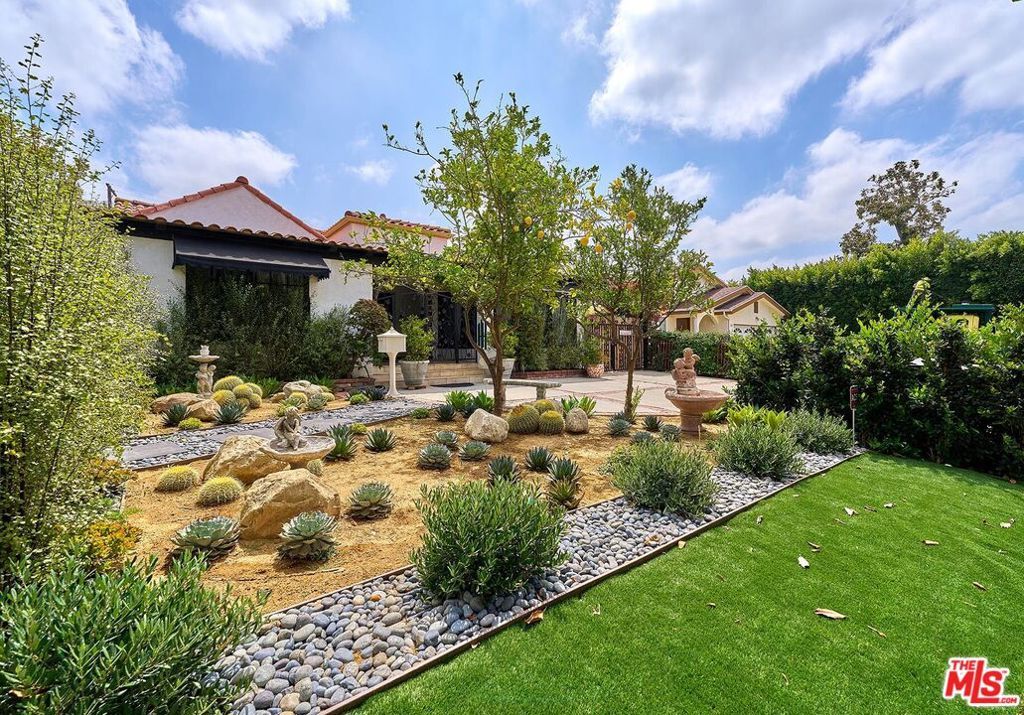 Photo of 424 N Arden Boulevard, Los Angeles, CA 90004 (MLS # 25591593)
