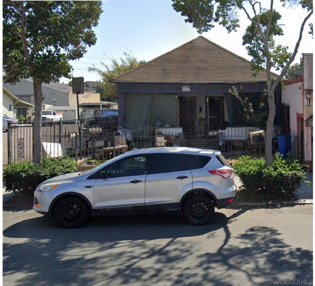 This property is the vertical development property you are looking for. Build up to 60ft high. 1 mile from Petco Park, Gaslamp and Barrio Logan.