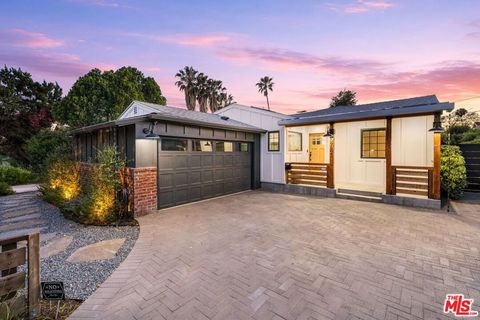 Photo of 5741 Lemona Avenue, Sherman Oaks, CA 91411 (MLS # 26725617)