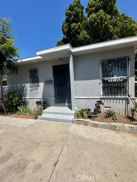 Back on the Market! Attention Buyers! Best-priced fourplex in the city of Long Beach! Each unit features one bedroom, one bathroom, a spacious living room, a cozy kitchen, and access to a large lot with a long driveway. One unit has been recently remodeled. The property also includes a detached garage.
Centrally located in North Long Beach, it's close to Adams Elementary School, shopping centers, parks, and convenient access to the 710 and 91 freeways. A must-see investment opportunity!