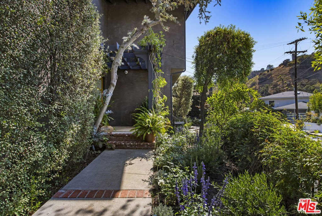 3204 N Beachwood Drive
