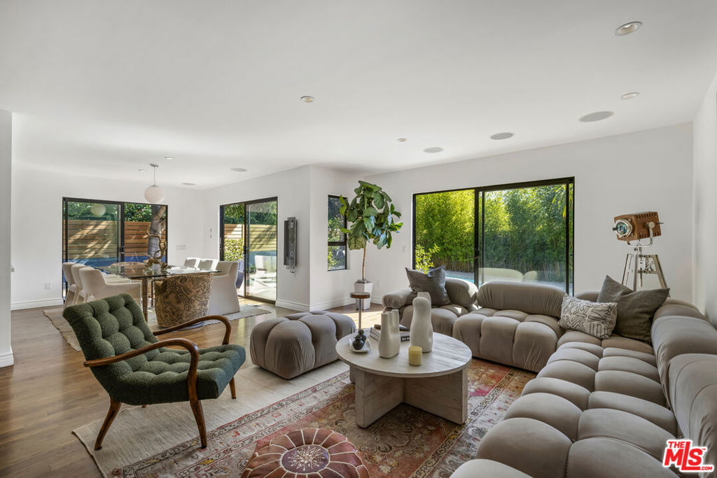 3204 N Beachwood Drive