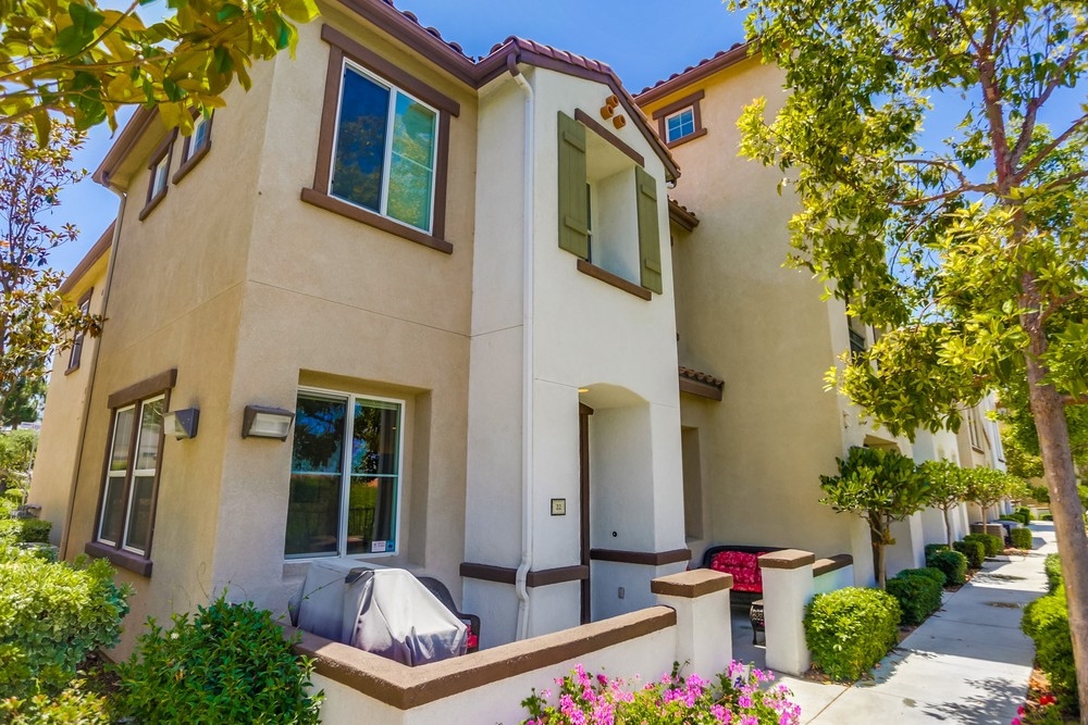BOM 8/11/16, Eastlake Summit, End Unit 2-level Beautiful townhome. With ample Natural Lighting, this freshly painted desirable unit comes w/ 3BR, 2½ BA, full size Laundry rm & 2 car garage. Designer kitchen w/ gorgeous upgrades Dark Cabinetry, stainless stain appliances w/ tile backsplash. Spacious Master BR w/ roof top view. Upgrade Master BA equipped w/large walk-in closet & his & her separate vanities. Located in Gated Community w/ pools, gym, BBQ area, & gorgeous landscaping. Walking distance to mall Neighborhoods: Eastlake Summit Equipment: Fire Sprinklers,Garage Door Opener, Range/Oven Other Fees: 141 Sewer: Sewer Available, Sewer Connected Topography: LL