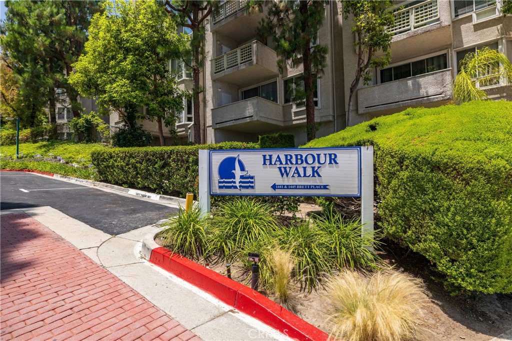 Discover this ideally located condo in the heart of San Pedro, just minutes from the 110 freeway, top-rated schools, the Port of Los Angeles, shopping, and excellent dining options.
This private two-bedroom, two-bath unit sits in a prime spot within a secure, gated community. The open floor plan offers a comfortable and functional living space with great natural light and a welcoming atmosphere.
One of the standout features is the two spacious patio, perfect for relaxing or entertaining, with sweeping views of the entire complex. Additional highlights include generous storage space and central heating and air conditioning for year-round comfort.
The well-maintained community offers fantastic amenities including a gated pool, Jacuzzi, sauna, and an entertainment center, ideal for enjoying the Southern California lifestyle.