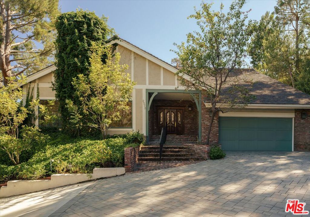 2573 Benedict Canyon Drive