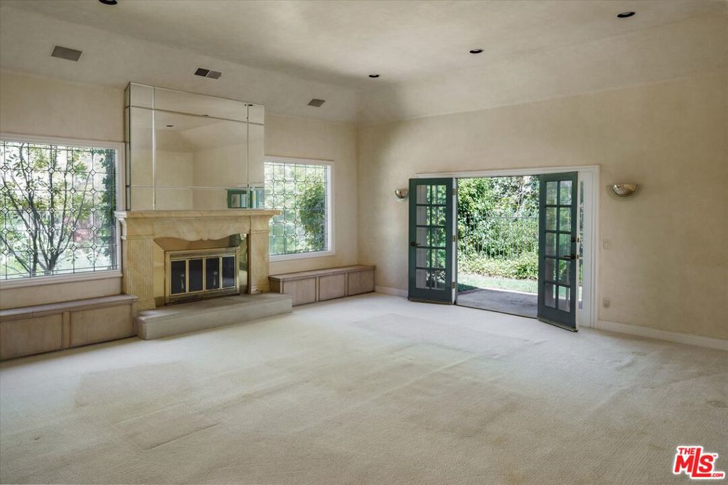2573 Benedict Canyon Drive
