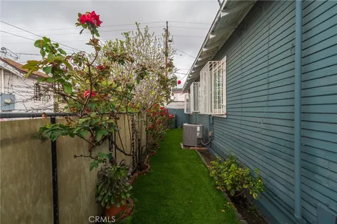 1219 W 98th St, Los Angeles, CA 90044 - MLS#: OC26036380